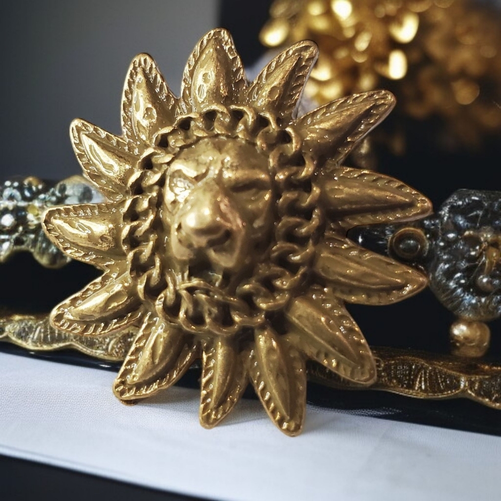 Coolest Lion Chain Flower Matte Gold Earrings - Picture 2 of 4